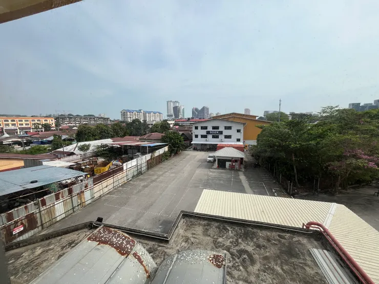 後面是羽球場館