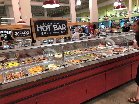 Whole Foods 熟食區。