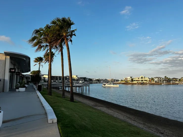 岸邊有許多小艇與有小艇碼頭的房子