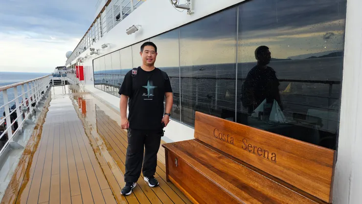 甲板上都是雨水!