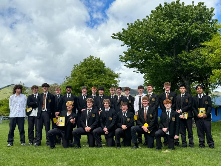 高中畢業彌撒後的男生合照