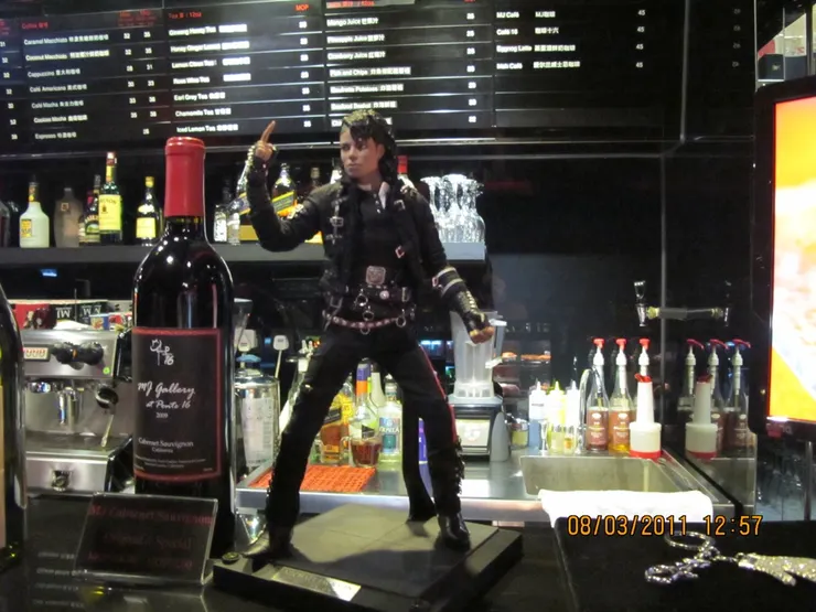 Hot toys出品的MJ模型，手腳各關節都可以動，能擺出各種勢，極之有型！