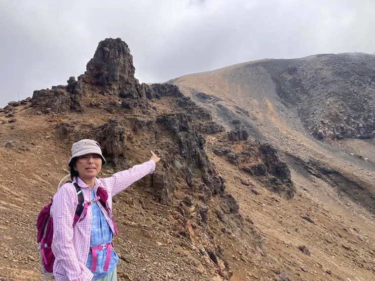 沒錯 就是要沿著這個山脊爬上去 從下方看 山上能見度已經越來越低了..