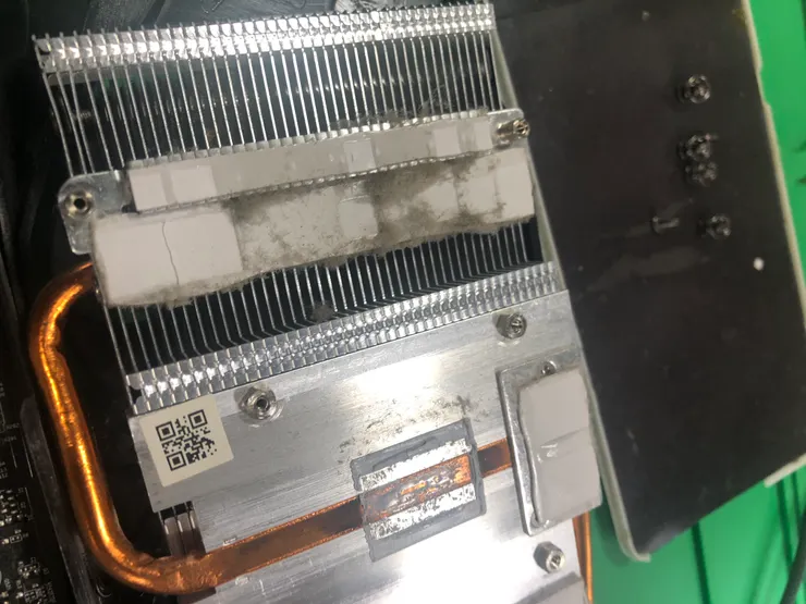 顯卡上面堆積不少細小的粉塵，小師傅說這個像長毛。