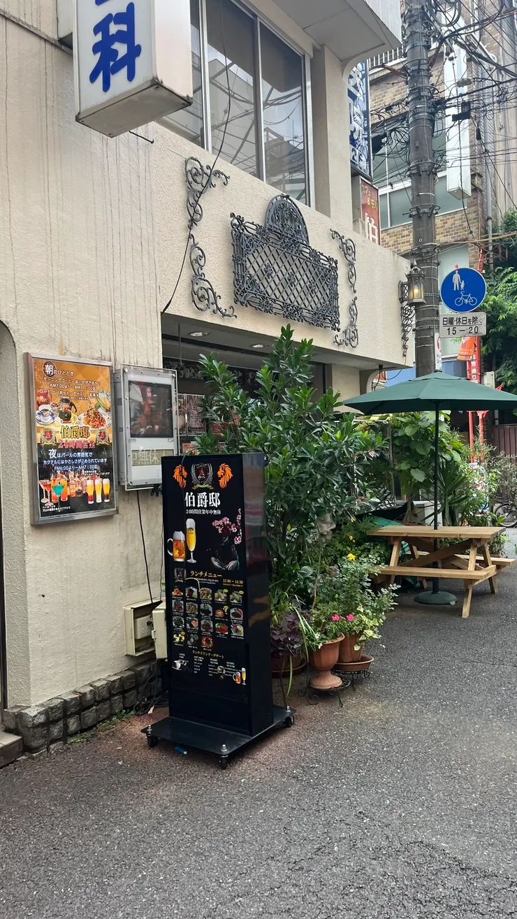 伯爵邸在小路上，更增添一些神祕感。