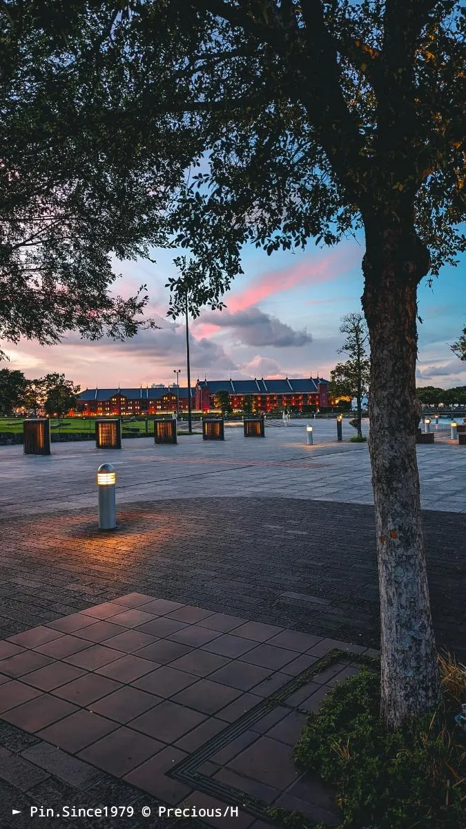 象之鼻公園一隅：傍晚的堤岸，和了水，暖熱轉為溫柔。