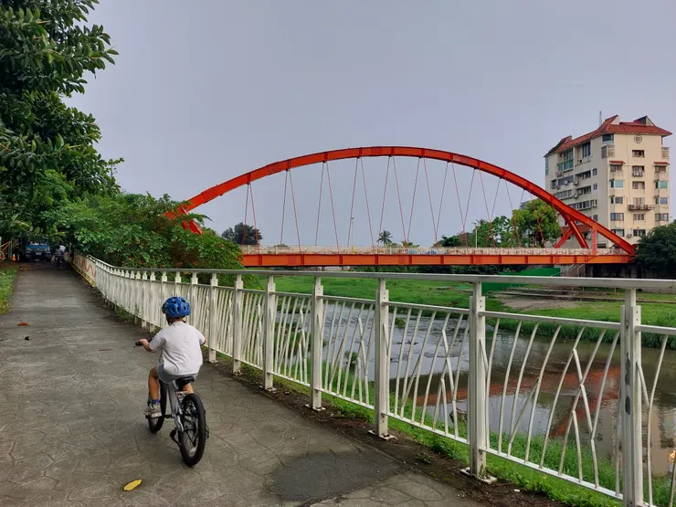 小朋友騎單車往菁華橋 / 林鴻鈞@並木居