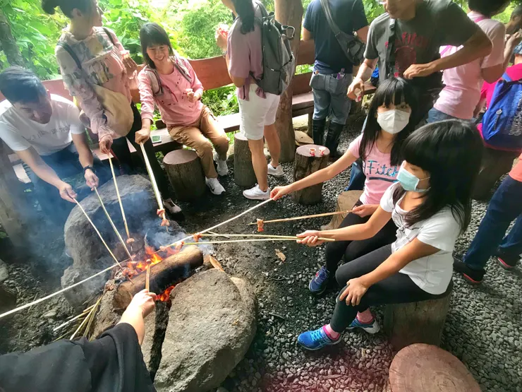 布農族迎賓禮：木碳烤肉，與「獵人的舒跑」小米酒品嘗