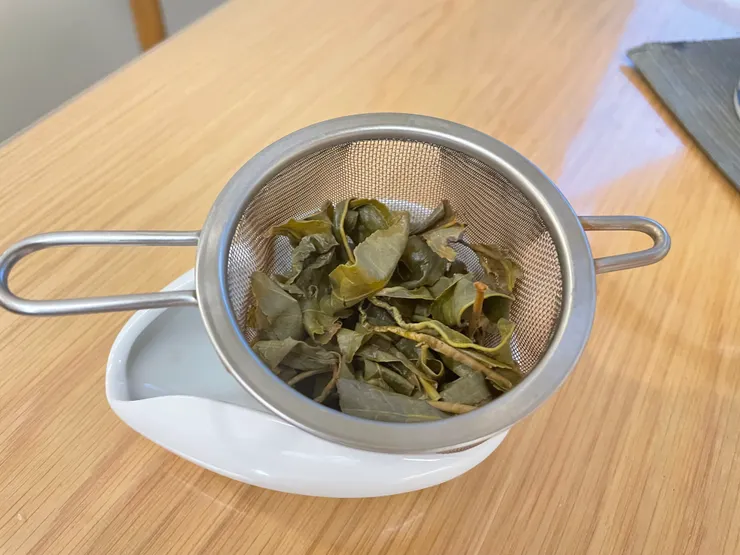 已使用多年的深型304不鏽鋼茶隔，鐵觀音茶葉也能完整地舒展。（作者拍攝）