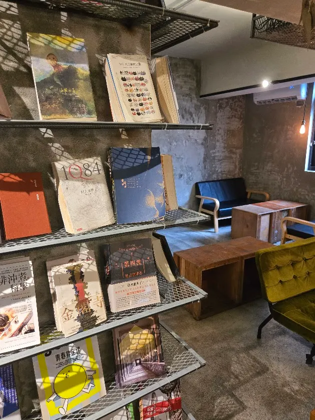 店裡面有一些書可以看,大多是關於咖啡和日本文學