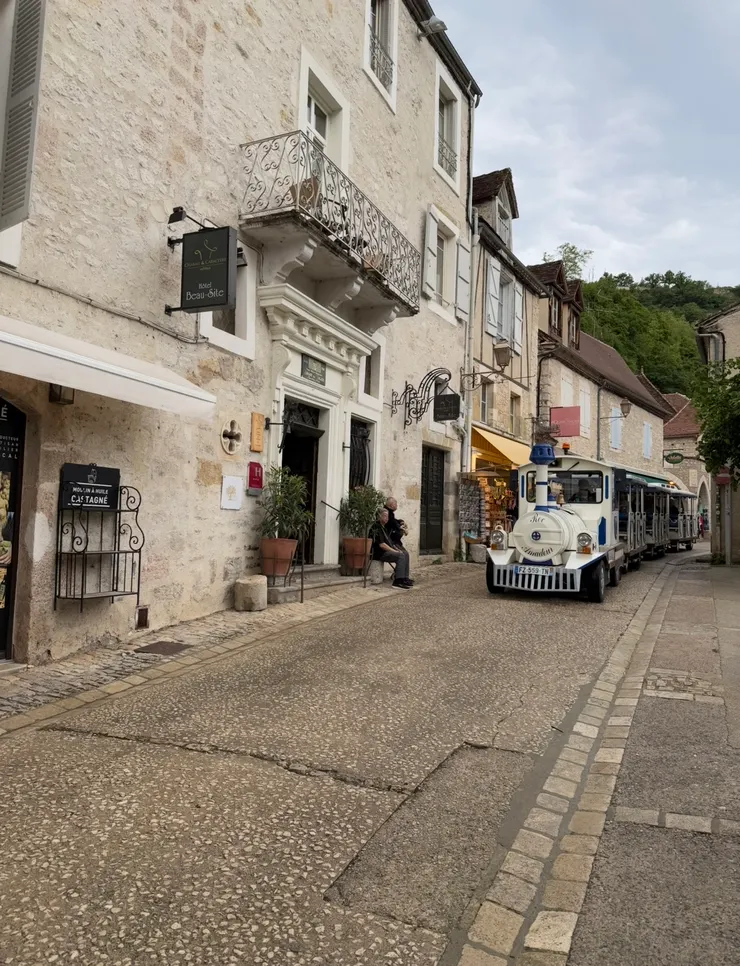 進入村莊的主街