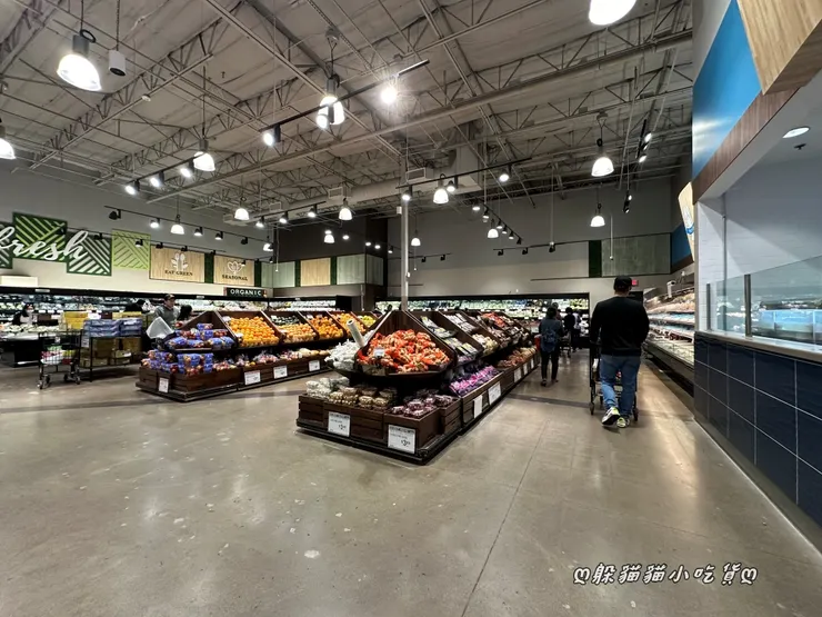 一眼望去就是排列整齊的蔬果區，販售小白菜、高麗菜、白蘿蔔、鴻禧菇、芒果、水梨…等亞洲常用蔬果