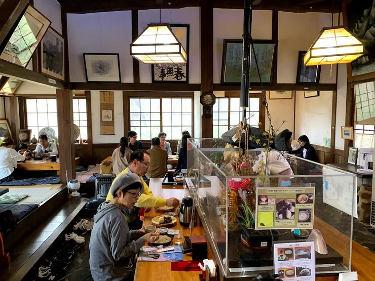 陽光灑進木格窗，仔細瞧「春無事」幾個字靜靜守候，那天的午餐沒有效率，卻有溫度。