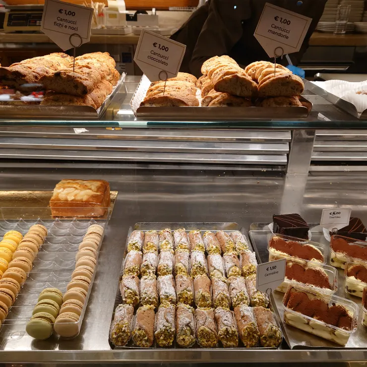 Caffè Scudieri Firenze的甜點櫃--每一樣傳統甜點映在我眼裡都在閃閃發光! 陷入選擇困難。