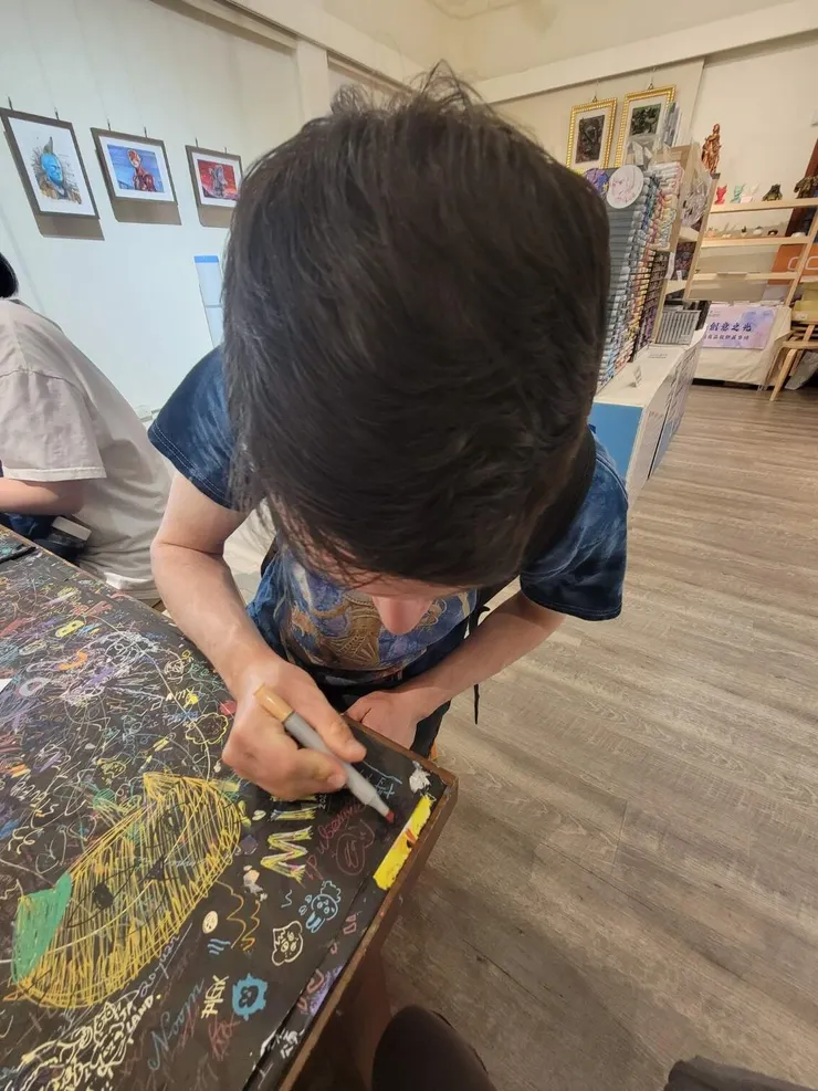 帶他去免費畫圖體驗，他畫得很爽