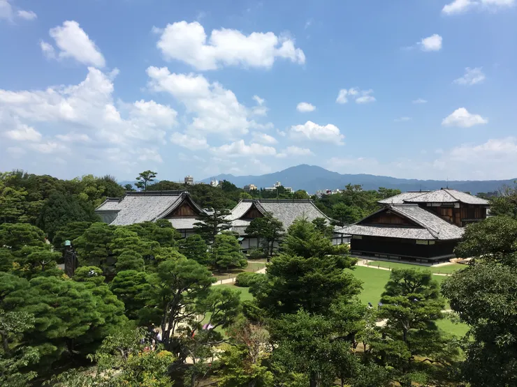 天守城跡眺望本丸御殿 與 其花園