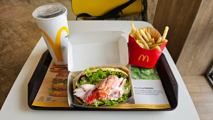 這是麥當勞的螯龍蝦堡套餐!要價450元!