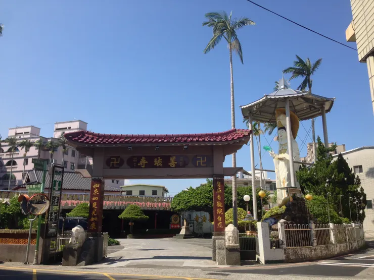 羅東善法寺現貌，其前身為振昌堂(圖像取自維基百科「善法寺」條目)
