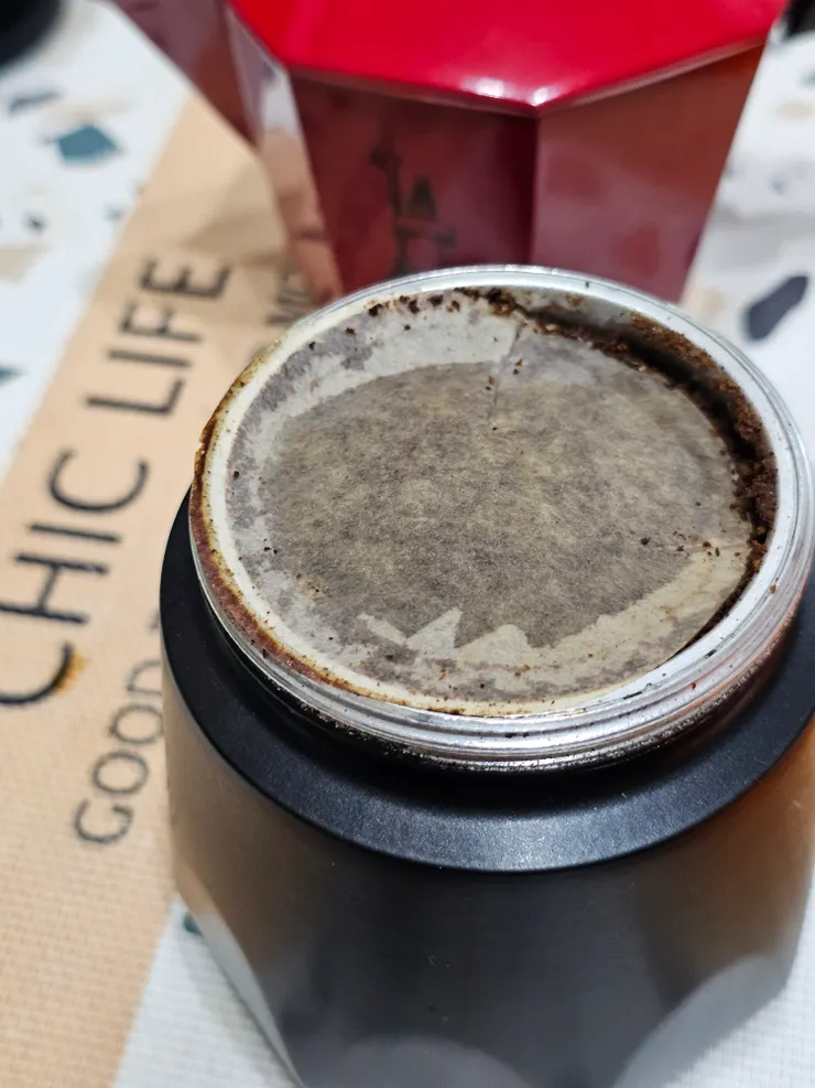 摩卡壺搭配濾紙，風味會更清晰明亮，