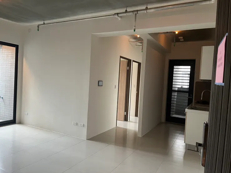 因為高樓層灑水裝置的關係，天花板是絕對要施作的開銷