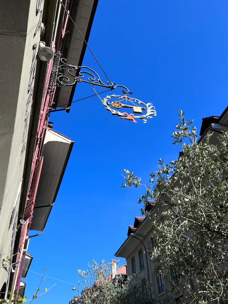 金鑰匙是旅館的名字，讓人一目了然的招牌