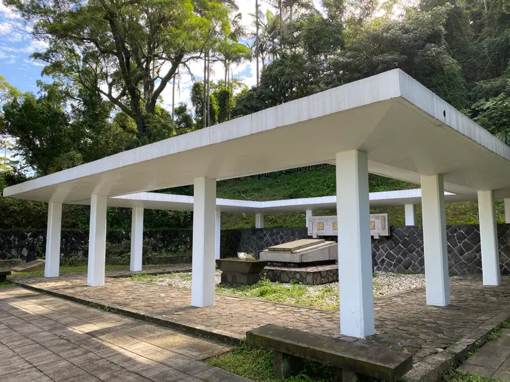 方柱的斜切角設計帶有木構造的意向，而屋頂的傾斜角度則將水引導至柱子中央進行排水。