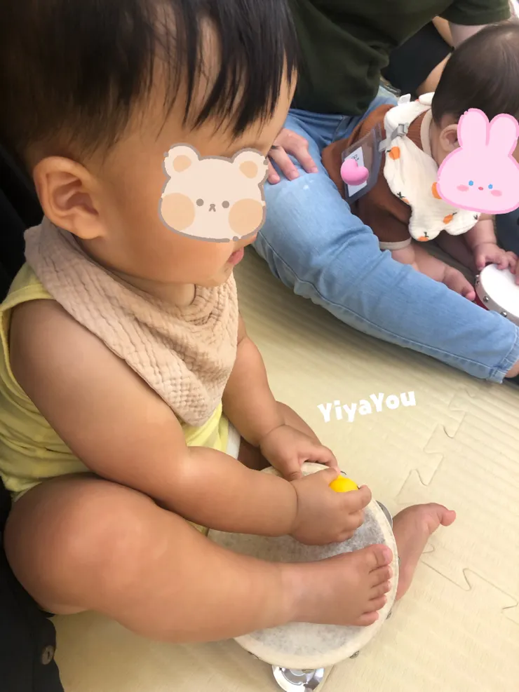 這是11個月大時參加親子館親子音樂律動課程的可愛模樣。