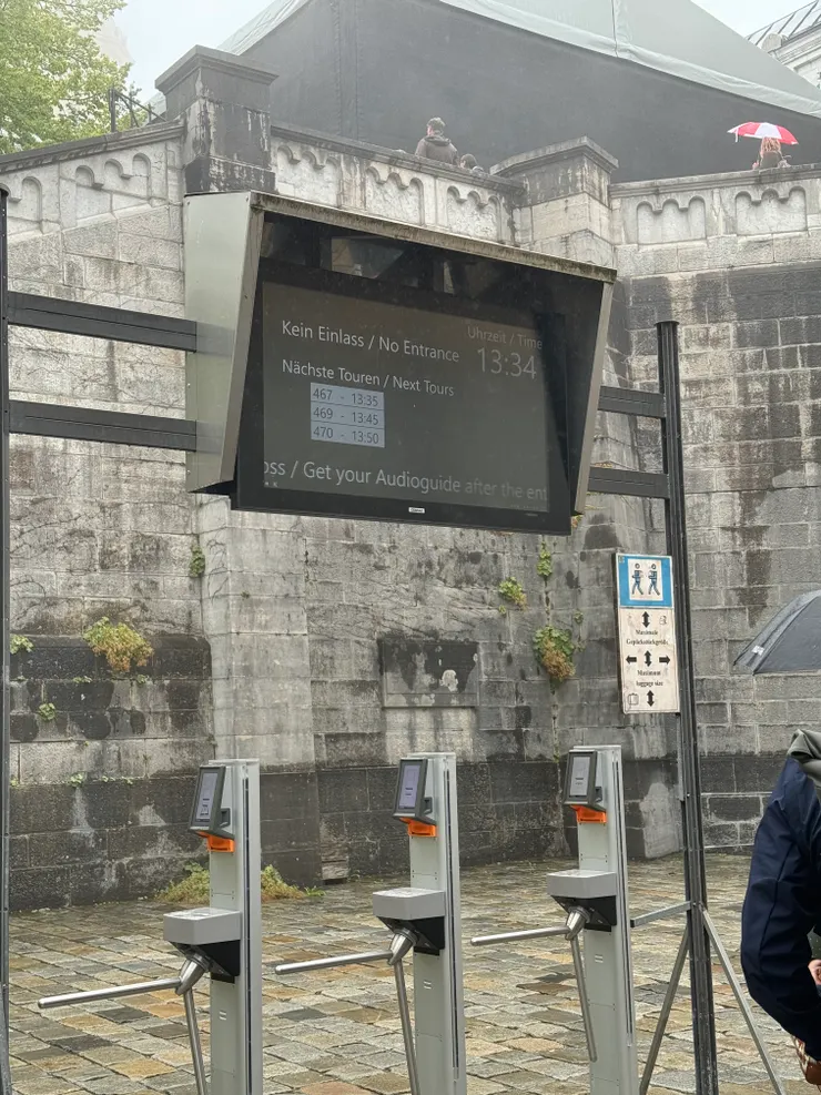 城堡時間到才可以進去Audio guide或實體導覽的地方，刷門票上QR code就可以直接進去