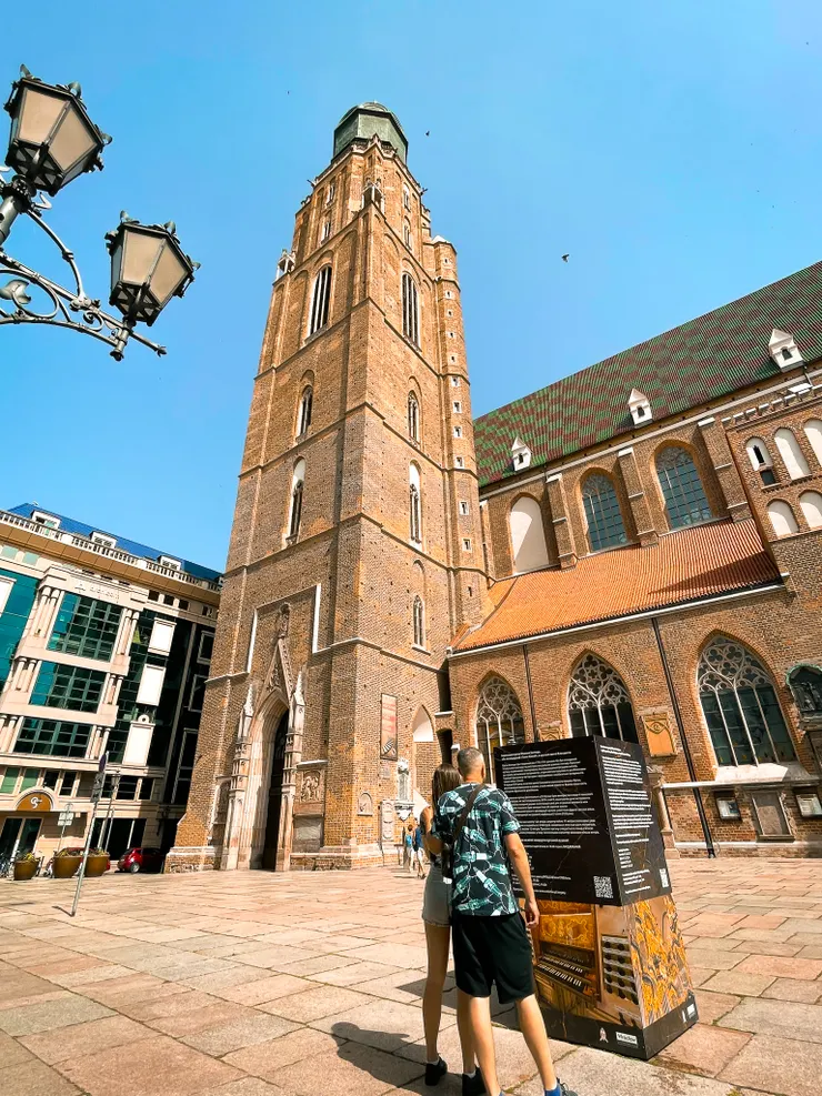 聖伊莉莎白教堂的鐘塔最初建築高 130 公尺，損毀後幾次反覆重建後目前高度為 91.5 公尺。