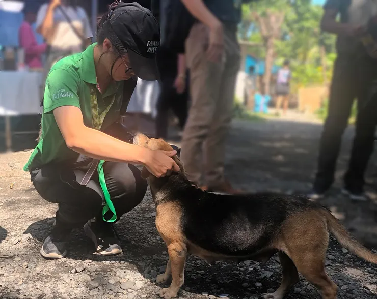 學員摸狗狗