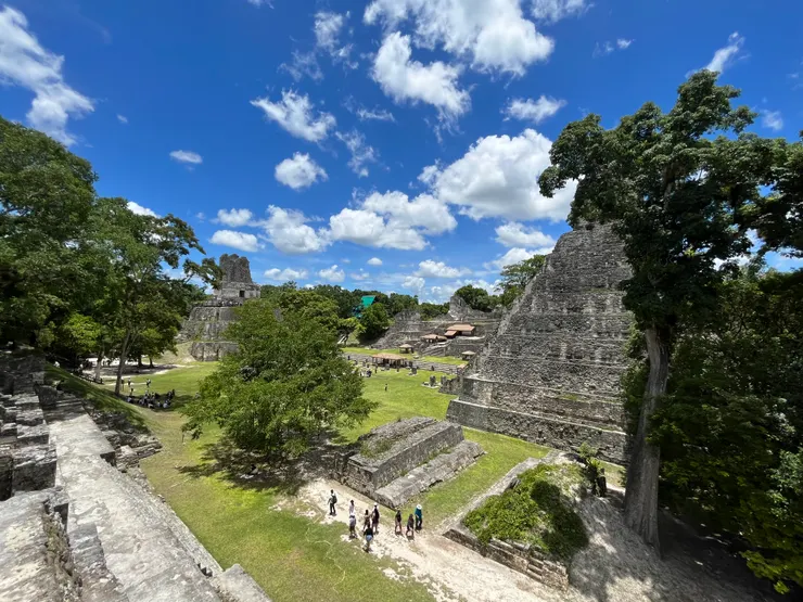 四號金字塔與周圍廣場