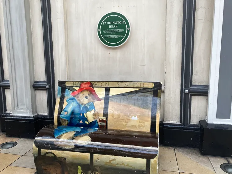 在倫敦 Paddington 站可乘坐火車到牛津，大家別忘了順道在柏靈頓熊的長椅上拍照留念啊！