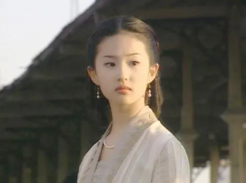 「眼睛長而媚，纖瘦鼻子，肥圓小嘴。」劉亦菲是葛薇龍本人吧。