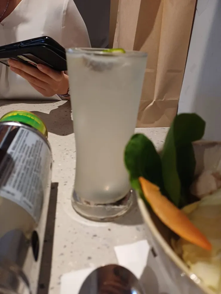 飲品檸檬汁（微糖微冰），裡面有檸檬片及梅子。