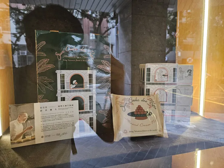 法式國王餅於西門店的外窗展示,有夠矚目....