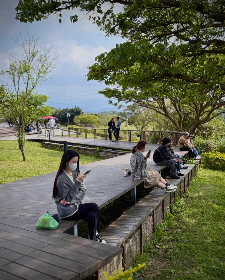 輕鬆愜意坐在樹蔭下俯瞰桃園市景