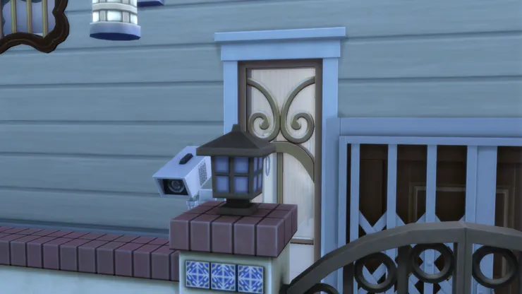 後門當然也要有閉路電視，始終這邊比較靜。