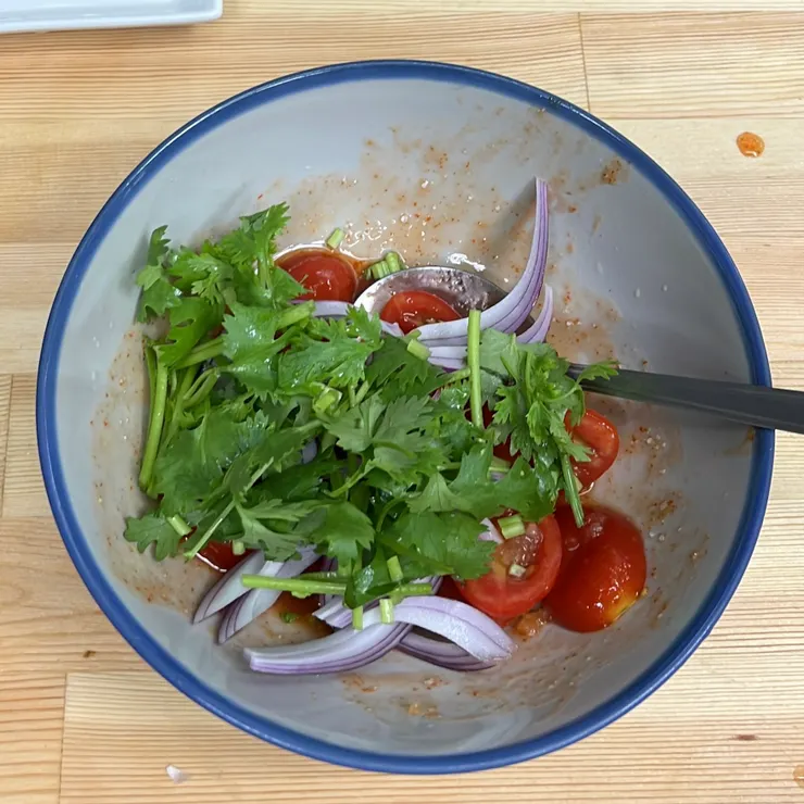 一開始做是把香菜先加，但後來覺得可以只先加梗就好，所以跟食譜上寫得不太一樣