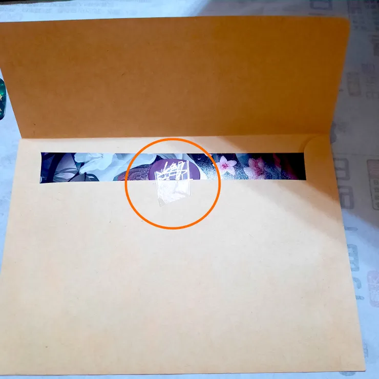 即將封起來的信件,標注簽名pick的位置