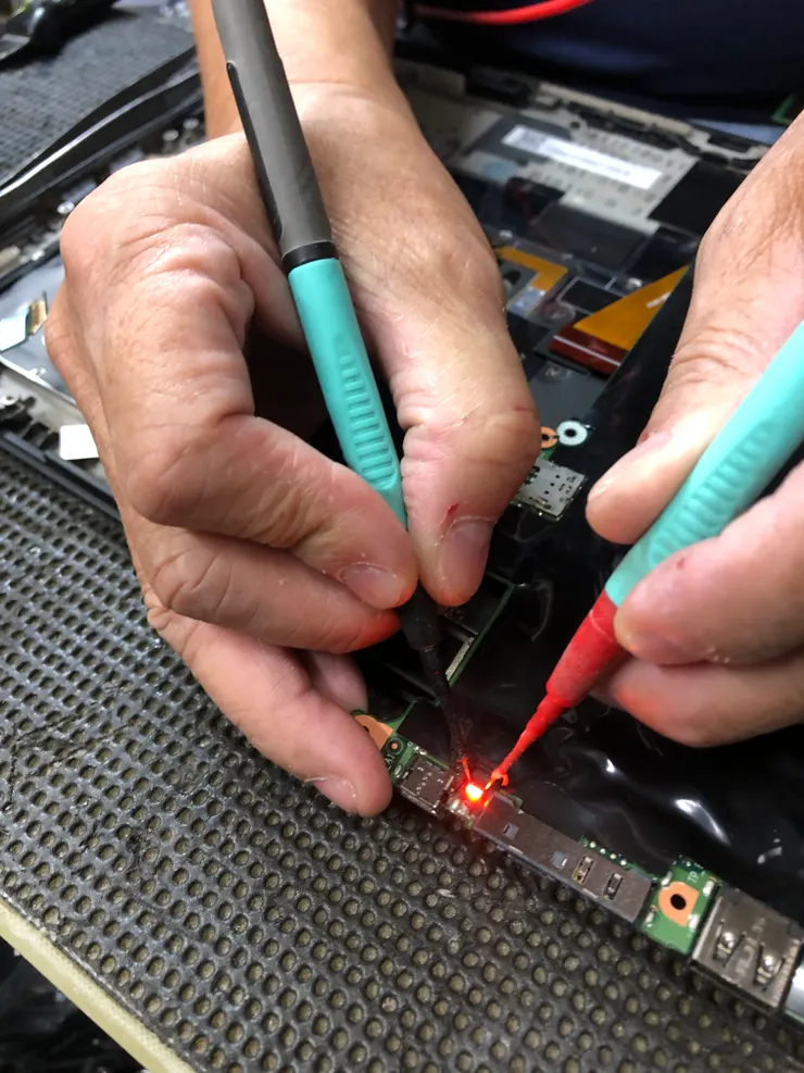 繼續查，紅燈也亮了，看起來LED燈功能正常。