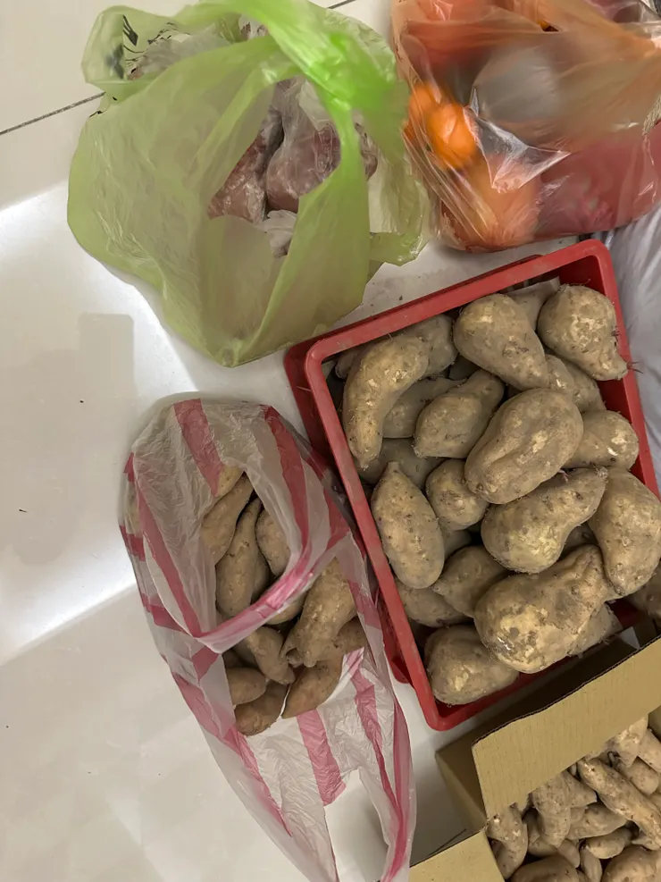 我媽知道誰困難誰吃緊，都是發放大量食材；疫情的時期，我休息了一段漫長的時間，為了照顧唯一的孩子；我媽給我好多新鮮雞腿堆在冷凍庫