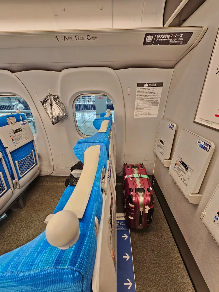 特大行李指定席超大 我的行李顯得好小 好孤單