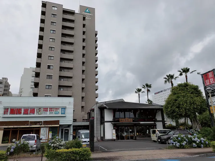 ▲左右剛好是現代與傳統建築的對照。