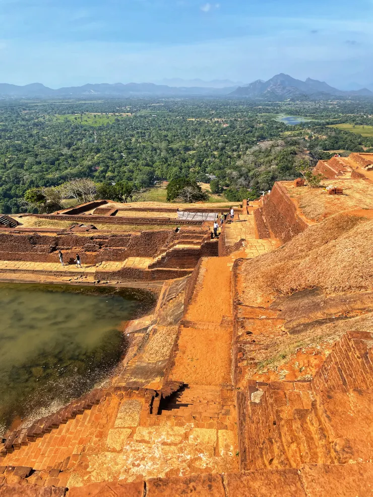 獅子岩上方的王宮遺址