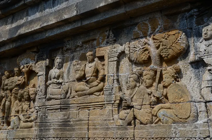 浮雕呈現黃色是受到火山灰影響