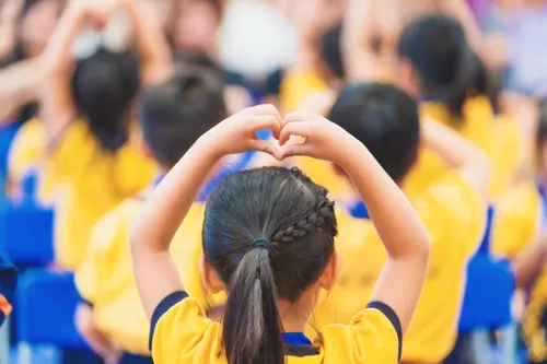 主角在魔幻森林中出發尋寶，最終發現寶物原來一直已在森林中，象徵寶物一直在我們的「心」中：換個想法，從「心」出發，「仁愛」乃是一個人發光發亮的根本