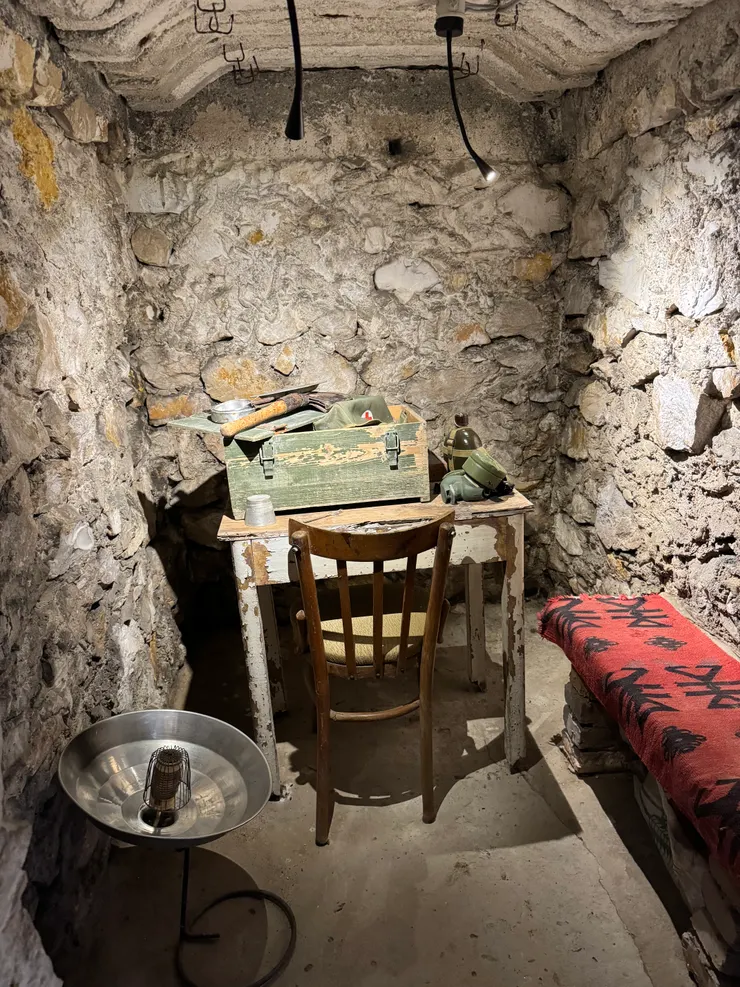 防空洞裡的小書桌