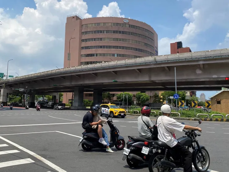 現位於公館圓環邊的「台電公司綜合研究所」大樓,前身即臺北預備火力發電所