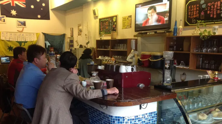 吧檯的常駐鳥人四天王