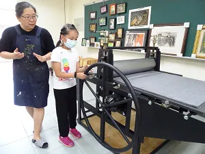 梅北國小版畫社  版畫機壓印教學